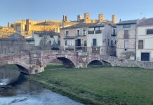 El castillo de Molina de Aragón desde el río Gallo, con su puente románico. (Foto: Óscar Gil)