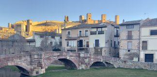El castillo de Molina de Aragón desde el río Gallo, con su puente románico. (Foto: Óscar Gil)