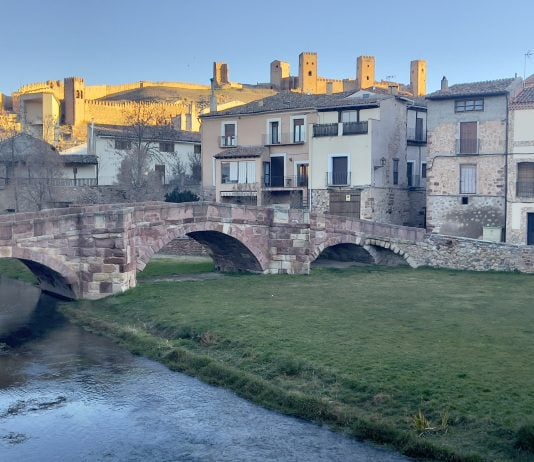 El castillo de Molina de Aragón desde el río Gallo, con su puente románico. (Foto: Óscar Gil)