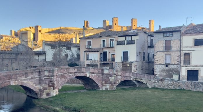 El castillo de Molina de Aragón desde el río Gallo, con su puente románico. (Foto: Óscar Gil)