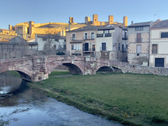 El castillo de Molina de Aragón desde el río Gallo, con su puente románico. (Foto: Óscar Gil)