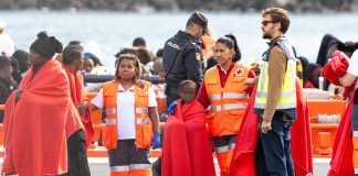 Un menor rescatado de un cayuco en Canarias.