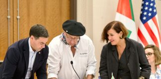 Firma del acuerdo de colaboración entre Etxepare Euskal Institutua y NABO (North American Basque Organizations) para impulsar y consolidar la enseñanza del euskera en Estados Unidos.