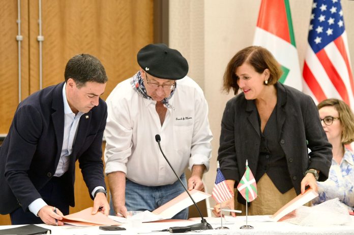 Firma del acuerdo de colaboración entre Etxepare Euskal Institutua y NABO (North American Basque Organizations) para impulsar y consolidar la enseñanza del euskera en Estados Unidos.