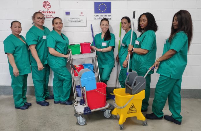 Curso formativo de 'Limpieza de superficies y mobiliario en edificios y locales' de Cáritas Guadalajara.