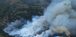 Vista aérea del incendio de Valdepinillos en la tarde del viernes, 8 de agosto de 2025.