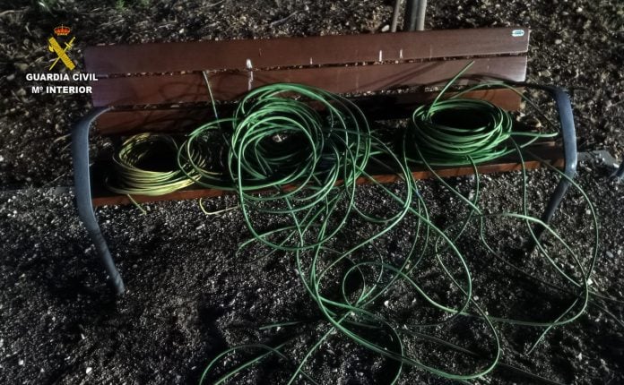 El cable robado dejaba sin suministro parte del alumbrado público en Alovera. (Foto: Guardia Civil)