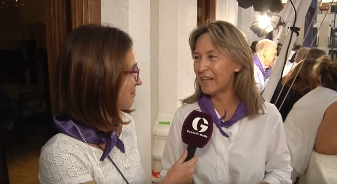 Rosa San Millán, entrevistando a Ana Guarinos en el balcón del Ayuntamiento tras uno de los últimos chupinazos de las Ferias.