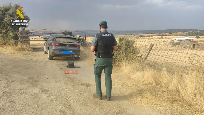 Operativo de la Guardia Civil contra una rave ilegal en un pueblo de Salamanca.