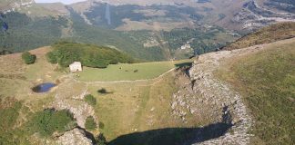 Al fondo, la cabaña de esta historia con protagonista alcarreño.