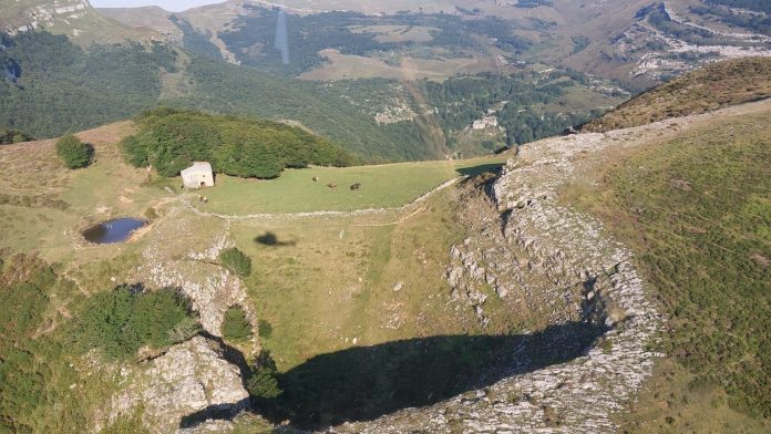 Al fondo, la cabaña de esta historia con protagonista alcarreño.