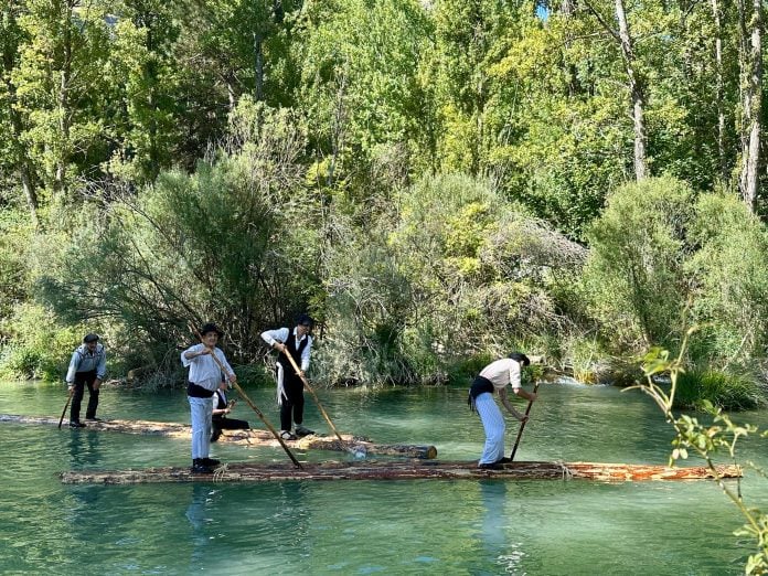 Gancheros en Peralejos de las Truchas el 30 de agosto de 2025, durante la fiesta de este año.