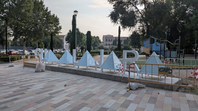 Faltan retoques para terminar la instalación, pero el resultado de las letras gigantes de Guadalajara salta a la vista. (Foto: La Crónic@)
