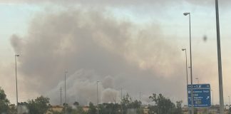 El incendio de Tres Cantos desde una carretera cercana en la tarde del 11 de agosto de 2025. (Foto: La Crónic@)