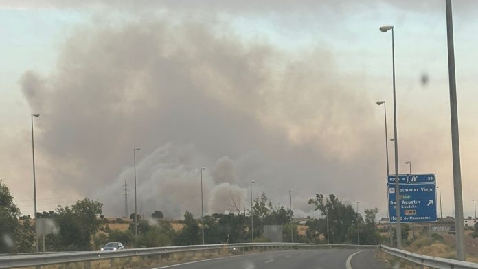 El incendio de Tres Cantos desde una carretera cercana en la tarde del 11 de agosto de 2025. (Foto: La Crónic@)