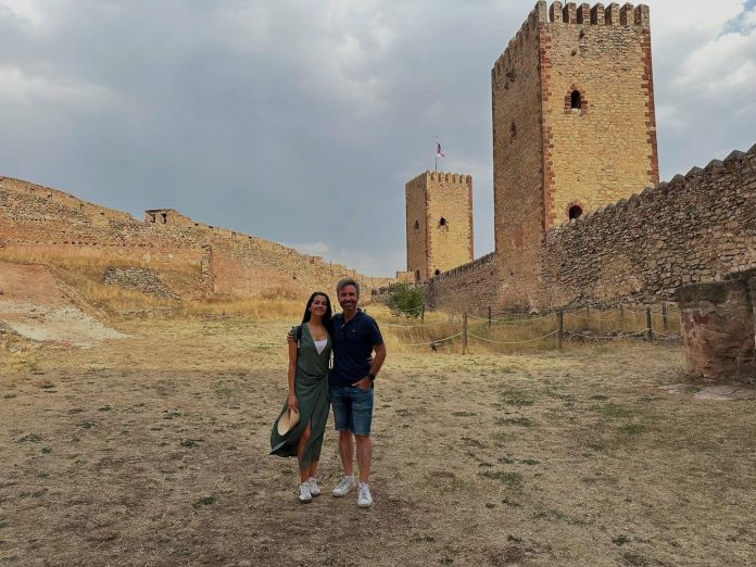 Inés Arrimadas posa con su pareja en el castillo de Molina de Aragón.