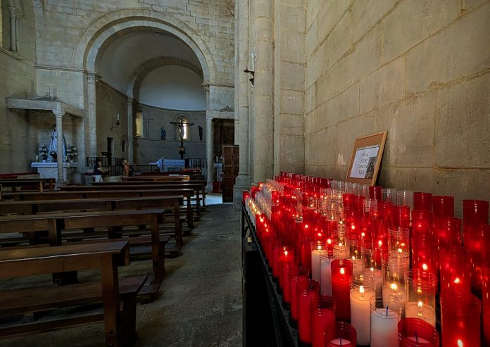 Interior de iglesia en Portomarín, el 21 de agosto de 2025. (Foto: La Crónic@)