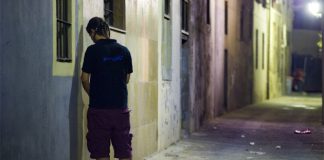 Orinando en la calle en Pamplona, la fiesta tumultuosa por antonomasia.