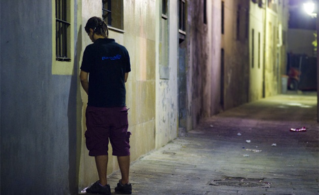 Orinando en la calle en Pamplona, la fiesta tumultuosa por antonomasia.