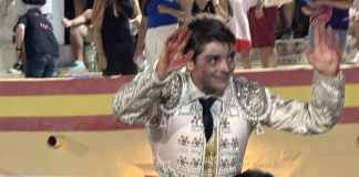 Rubén Vara debuta con el traje de la alternativa de su padre y sale a hombros en Pastrana Rubén Vara, a hombros en Pastrana.