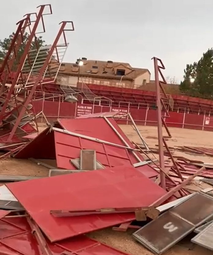 Efectos del viento sobre la plaza de toros portátil de Uceda.