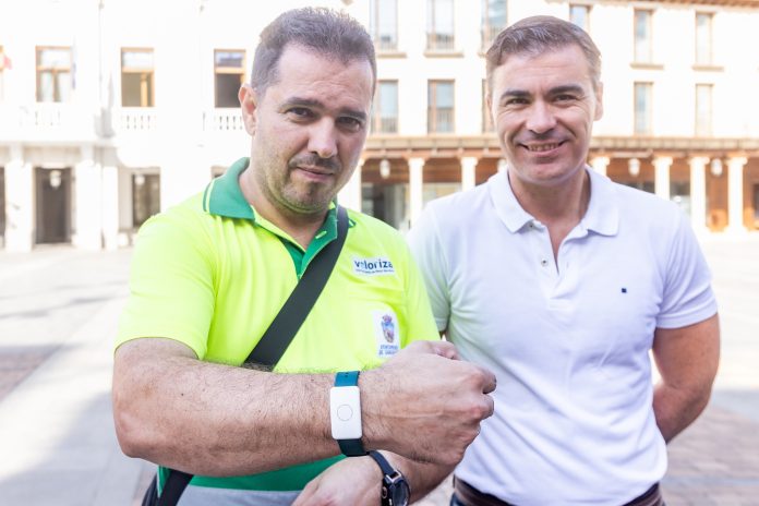 Una de las pulseras inteligentes usas en Guadalajara contra los golpes de calor.