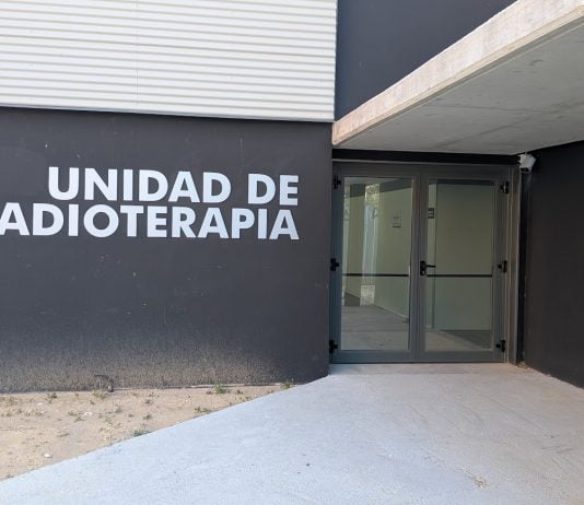 Acceso a la Unidad de Radioterapia en el nuevo edificio que se ha construido junto al parking cubierto del Hospital de Guadalajara. La imagen es de finales de julio de 2025. (Foto: La Crónic@)