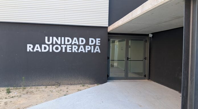 Acceso a la Unidad de Radioterapia en el nuevo edificio que se ha construido junto al parking cubierto del Hospital de Guadalajara. La imagen es de finales de julio de 2025. (Foto: La Crónic@)