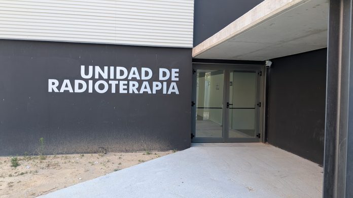 Acceso a la Unidad de Radioterapia en el nuevo edificio que se ha construido junto al parking cubierto del Hospital de Guadalajara. La imagen es de finales de julio de 2025. (Foto: La Crónic@)