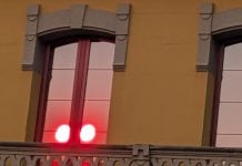 Doble reflejo del sol en un edificio en plena ola de calor de agosto de 2025. (Foto: La Crónic@)