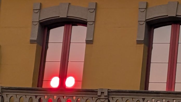 Doble reflejo del sol en un edificio en plena ola de calor de agosto de 2025. (Foto: La Crónic@)