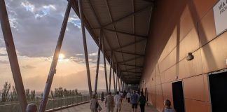 Espectadores saliendo de los Multicines Guadalajara es una calurosa jornada de agosto de 2025, como una alternativa para sobrellevar la canícula. (Foto: La Crónic@)