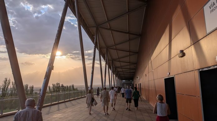 Espectadores saliendo de los Multicines Guadalajara es una calurosa jornada de agosto de 2025, como una alternativa para sobrellevar la canícula. (Foto: La Crónic@)