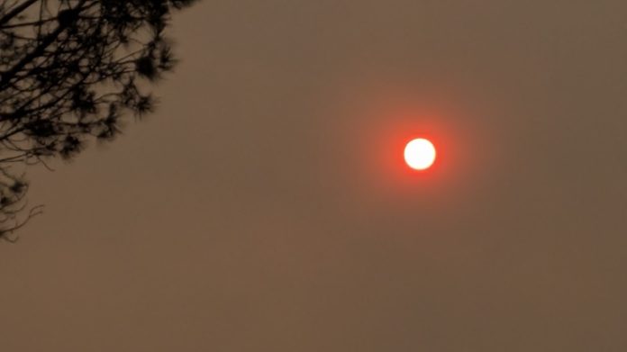 El sol intenta asomar entre el humo que cubre casi toda Galicia. La imagen es del 15 de agosto de 2025. (Foto: La Crónic@)