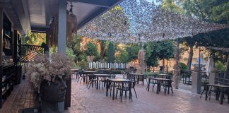 Con tanto calor, las terrazas –como esta de Guadalajara, en los jardines del Palacio de la Cotilla– se han convertido en una alternativa para acabar la jornada con algo menos de sofoco que durante el resto del día. (Foto: La Crónic@)