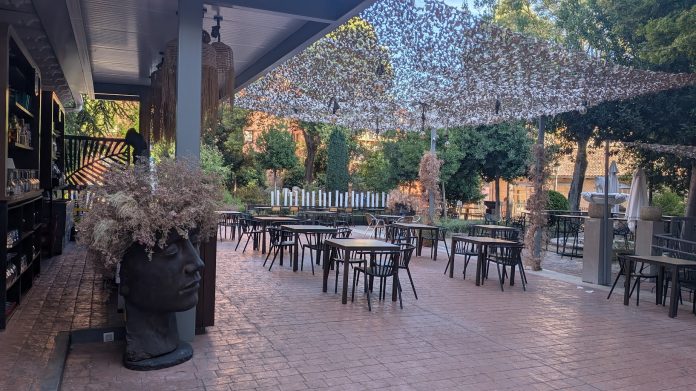 Con tanto calor, las terrazas –como esta de Guadalajara, en los jardines del Palacio de la Cotilla– se han convertido en una alternativa para acabar la jornada con algo menos de sofoco que durante el resto del día. (Foto: La Crónic@)