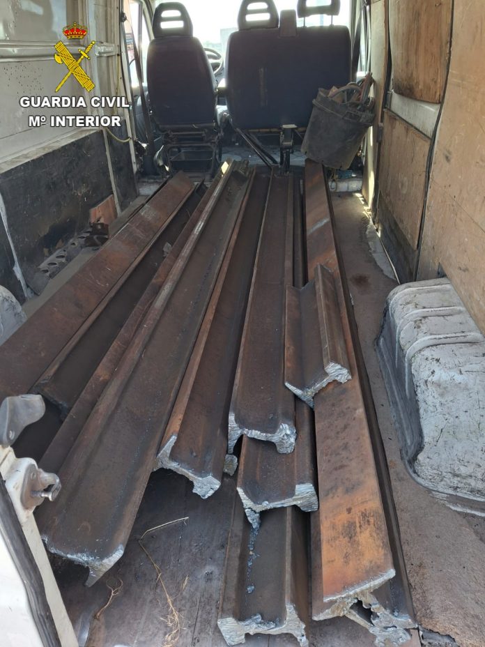 Con la práctica ya han alcanzado una técnica depurada para cortar los raíles a la medida adecuada y llevárselos para su venta. (Foto: Guardia Civil)