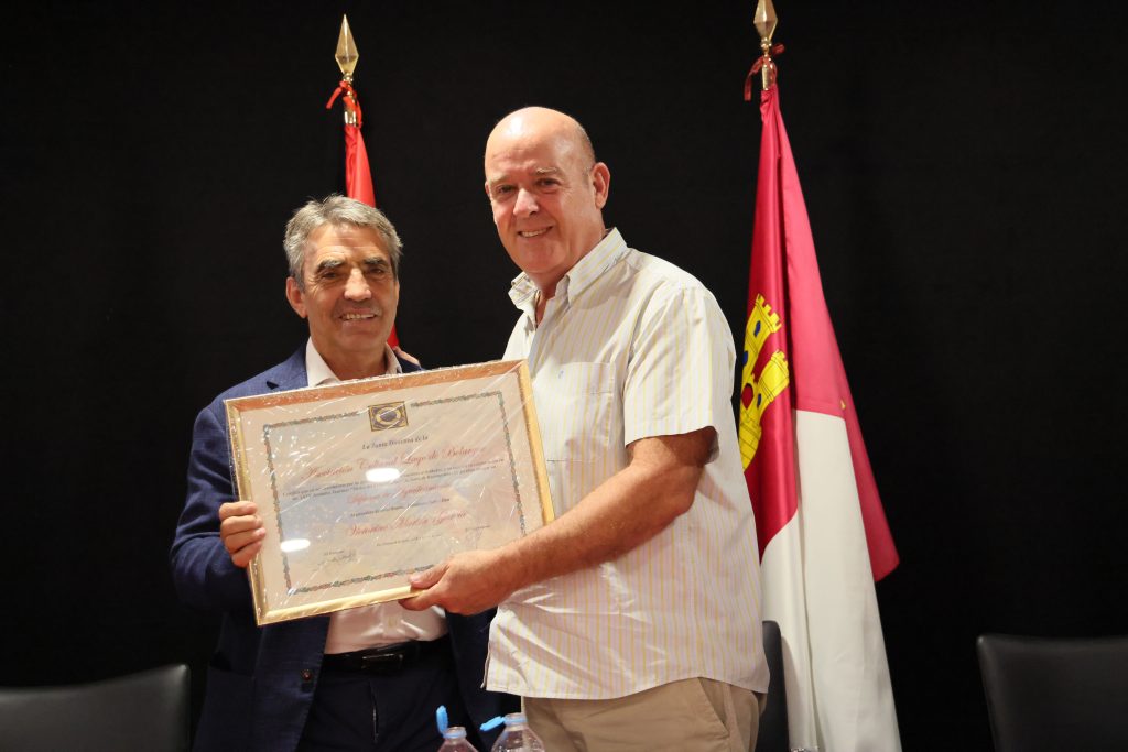 Victorino Martín ha sido generosamente homenajeado con miel en Almonacid de Zorita, 65 kilos que aluden no a su peso sino a los años de su ganadería.