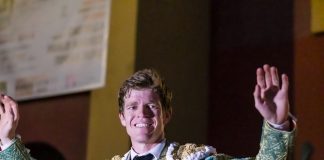 Primera corrida y primera puerta grande gracias al derroche de Borja Jiménez. (Foto: Luis Díaz Viejo)