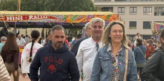 Guarinos y dos de sus más cercanos colaboradores, durante un recorrido por el recinto ferial.