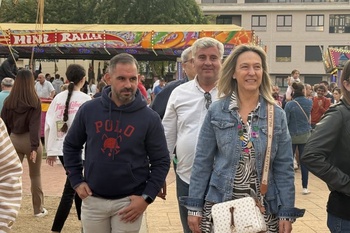 Guarinos y dos de sus más cercanos colaboradores, durante un recorrido por el recinto ferial.