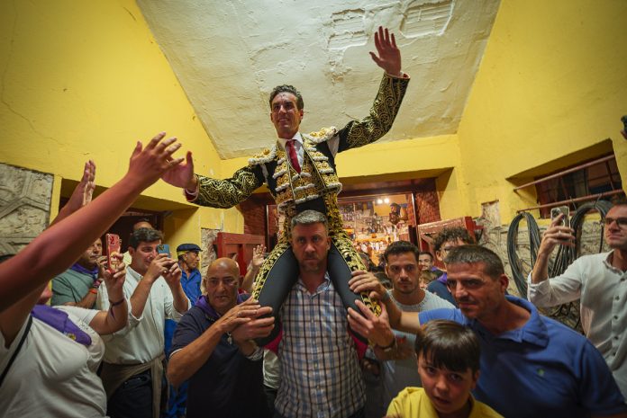Fernando Adrián, por la puerta grande de Guadalajara. (Foto: Álvaro Arroyo)