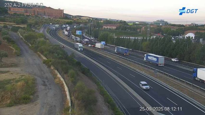 Este jueves, la retención llega hasta la Fuente de la Niña, con Cuatro Caminos colapsado. (Foto: DGT)