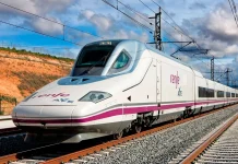 Tren de Alta Velocidad en la línea Madrid-Barcelona.