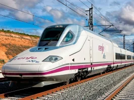 Tren de Alta Velocidad en la línea Madrid-Barcelona.