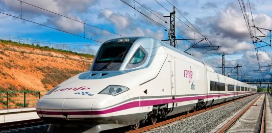 Tren de Alta Velocidad en la línea Madrid-Barcelona.