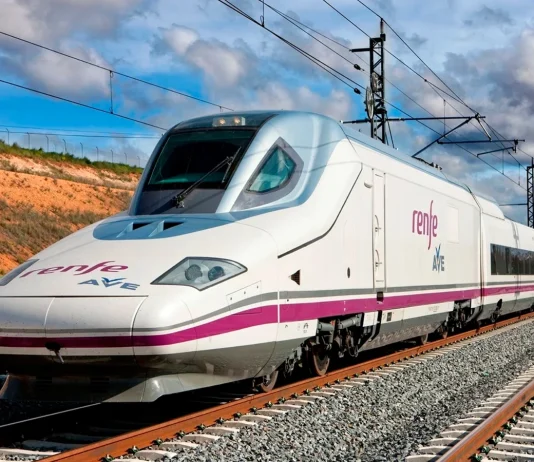 Tren de Alta Velocidad en la línea Madrid-Barcelona.