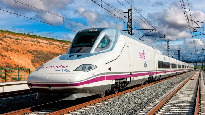 Tren de Alta Velocidad en la línea Madrid-Barcelona.