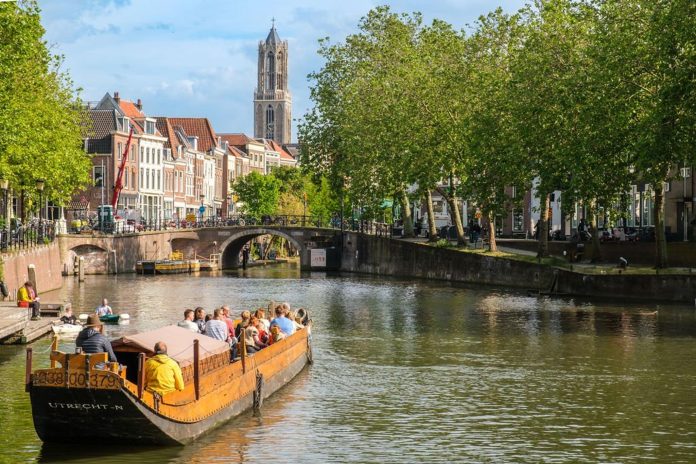 Barco romano por los canales de Utrecht.