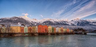 ¿Tienes calor? Descubre Innsbruck este verano… y prepárate para volver en invierno Barrio de Mariahilf en Innsbruck, con la Sierra de Nordkette al fondo. (Foto: © Innsbruck Tourismus_Markus Mair)